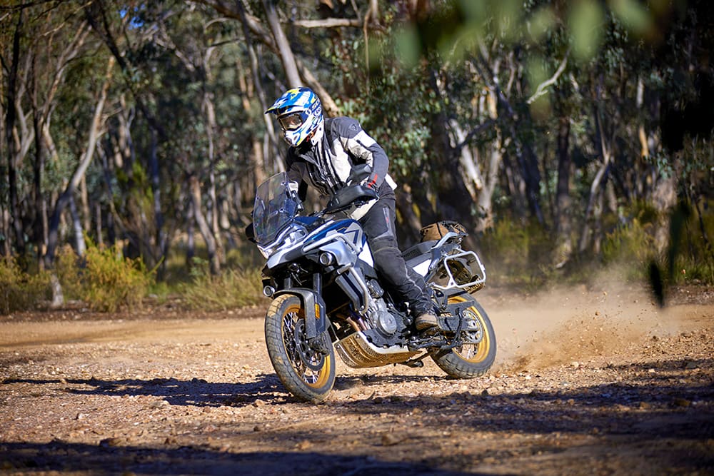 मिड साइज एडवेंचर बाइक